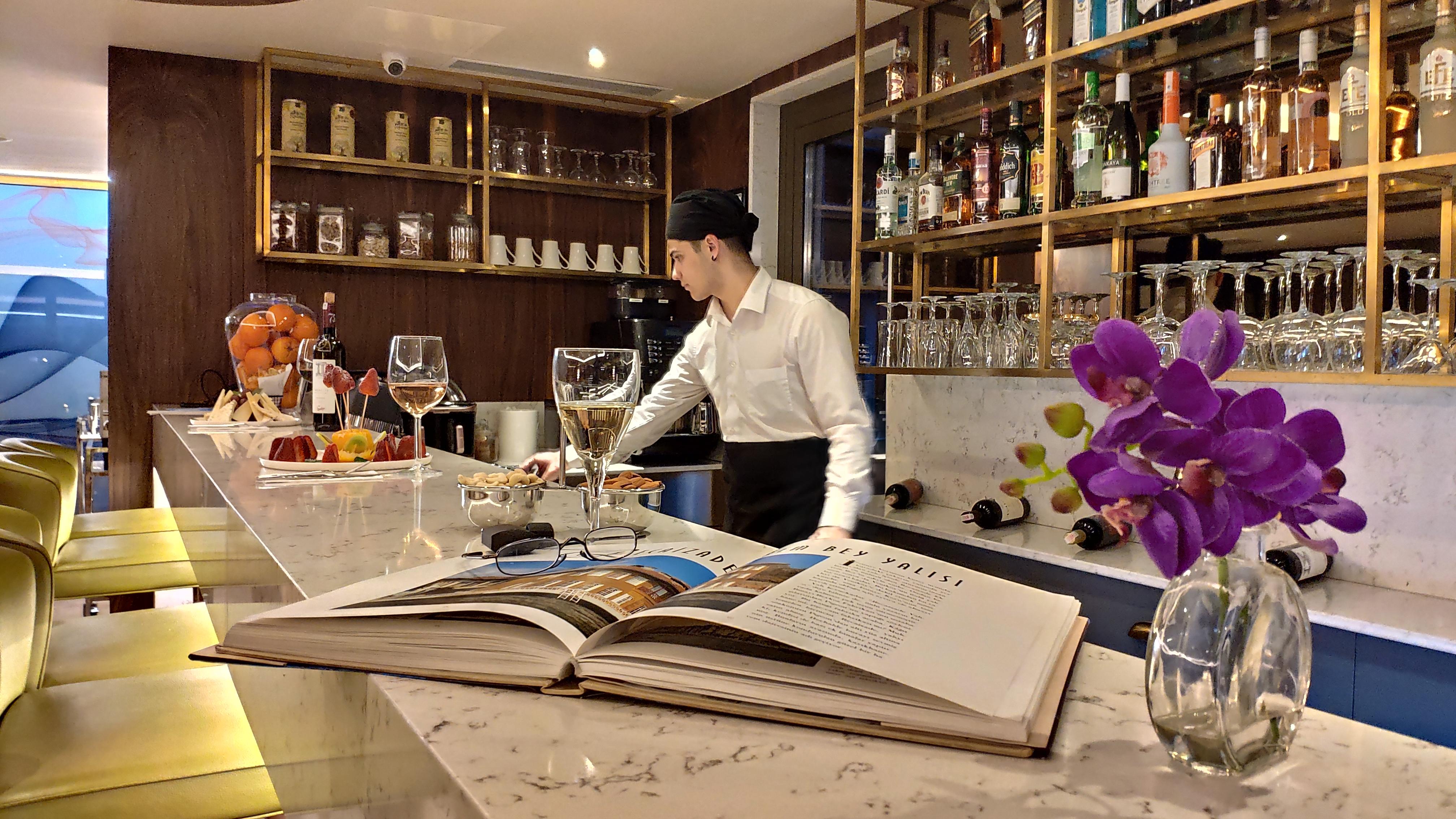 Tzl Suites Hotel Nisantasi İstanbul Dış mekan fotoğraf A bartender at work