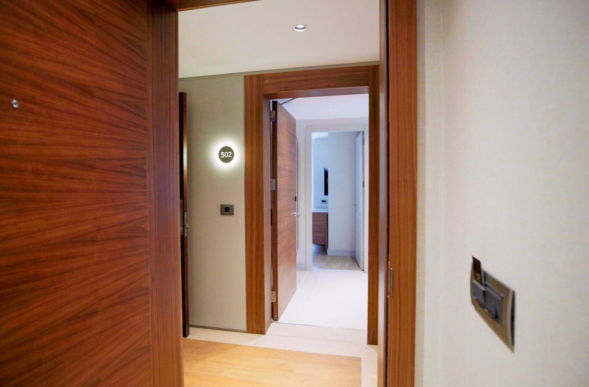 Tzl Suites Hotel Nisantasi İstanbul Dış mekan fotoğraf A door opening into a corridor